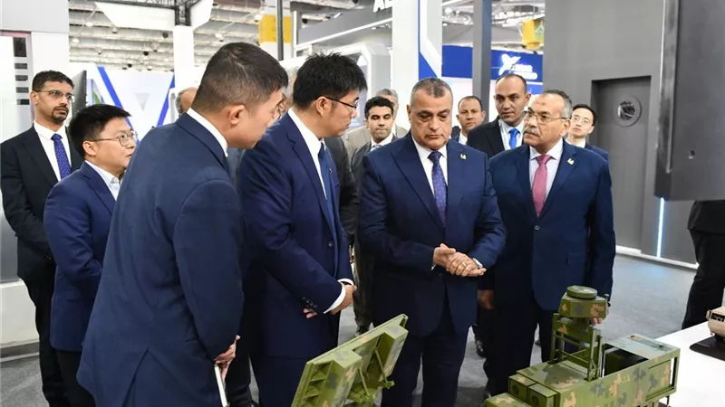 وزير الإنتاج الحربي يتفقد أجنحة الشركات المشاركة في معرض الصناعات الدفاعية