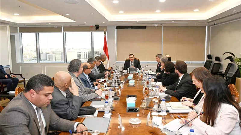 وزير الإسكان يستقبل وفد بنك الاستثمار الأوروبي لبحث تعزيز التعاون المشترك