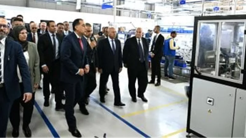رئيس الوزراء يتفقد مصنع 