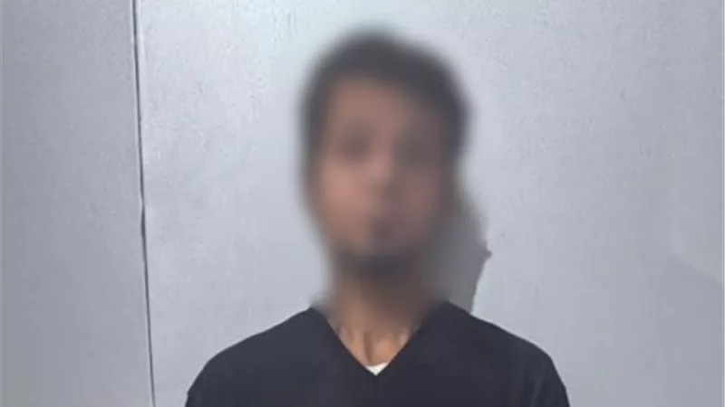 ضبط عامل يهذي بألفاظ خارجة ويتهم سيدة بـ