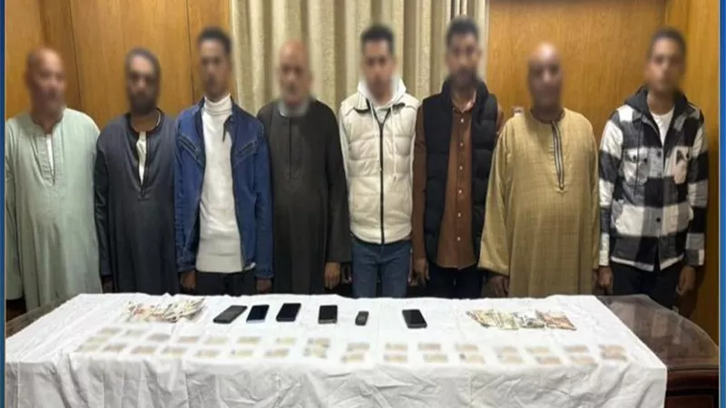 ضبط 8 أشخاص بتهمة حشد الناخبين وتوزيع أموال وبطاقات شخصية في طما