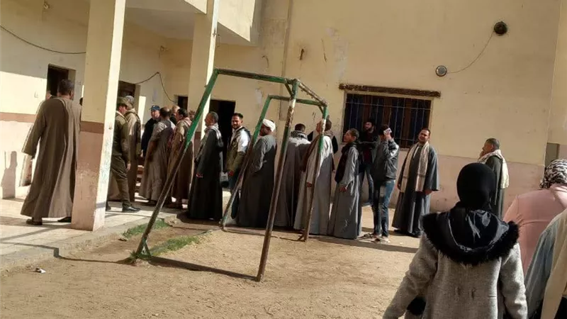 الجلباب البلدي يزين الطوابير.. إقبال كثيف في لجان مركز المنيا لانتخابات النواب