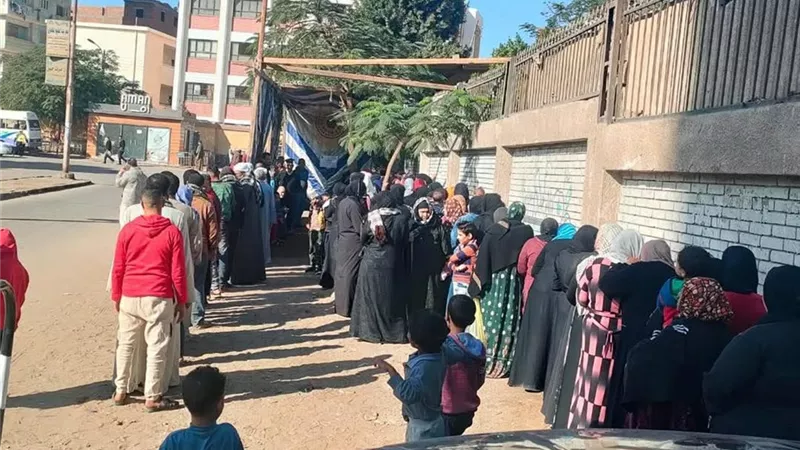 المرأة تتصدر المشهد.. إقبال كثيف للناخبين على اللجان الانتخابية بالمنيا 