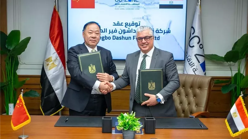 استثمارات جديدة بالمنطقة الاقتصادية.. توقيع عقد مصنع منسوجات مايكروفايبر صيني بالقنطرة غرب