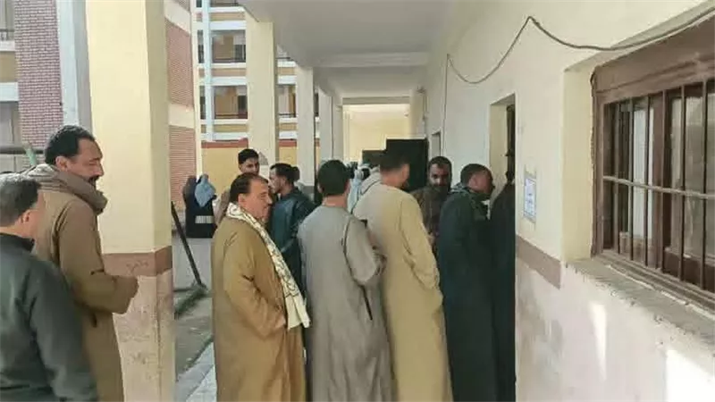 إقبال الناخبين في لجنة الأشمونين بمركز ملوي ضمن اليوم الثاني للتصويت