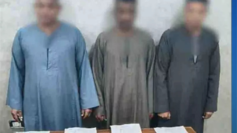 ضبط مروّجي دعاية انتخابية مخالفة بمحيط إحدى لجان أرمنت بالأقصر