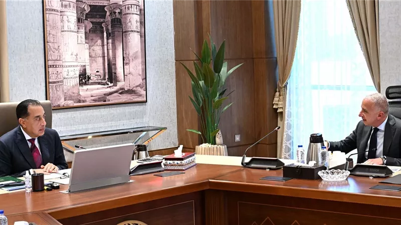 رئيس الوزراء يناقش عددا من الفرص الاستثمارية بـ