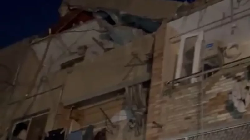 تسريب غاز وراء مصرع طبيب ووالدته وإصابة 3 بعد انهيار جزئي لعقار بإمبابة|خاص
