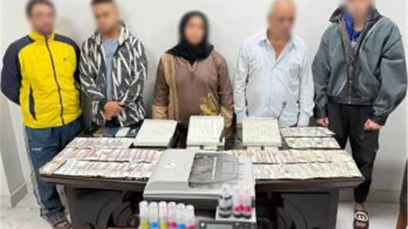 ضبط تشكيل عصابي يزور العملات المحلية ويروجها عبر مواقع التواصل