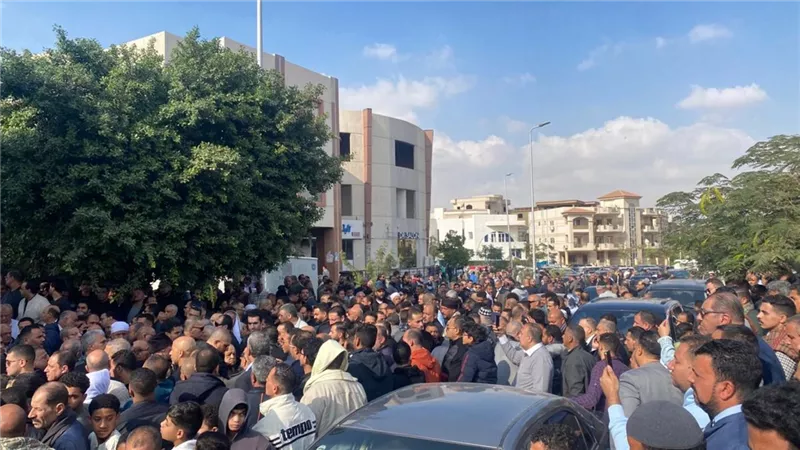 بالدموع والدعاء.. حشود كبيرة تودع النائب الراحل أحمد جعفر