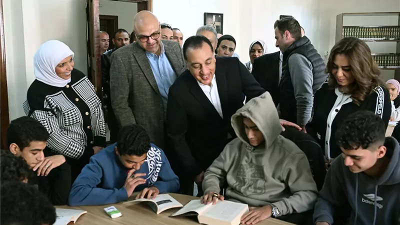 مدبولي يتفقد مكتبة مصر العامة بشبين القناطر ويؤكد دعم الدولة للمشروعات الثقافية