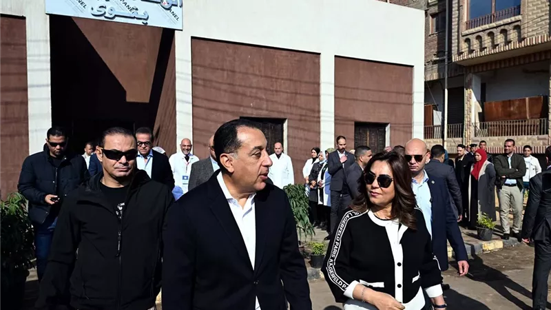 رئيس الوزراء يتفقد الوحدة البيطرية بقرية 