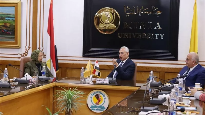 رئيس جامعة المنيا يستقبل فريق 