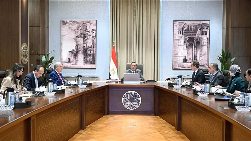 الحكومة تبحث وضع حلول جذرية للمشكلات المالية لـ