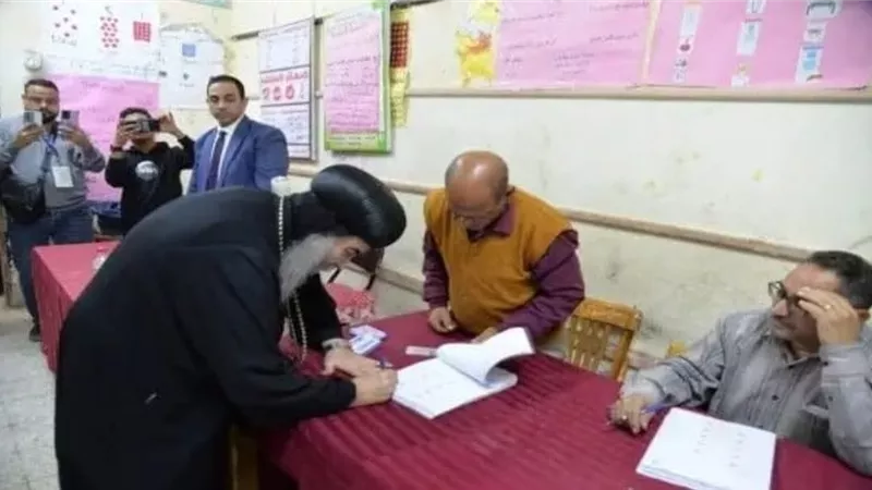 الأنبا يؤانس يدلي بصوته في انتخابات مجلس النواب ويدعو الناخبين لاختيار الأصلح من أجل مصر