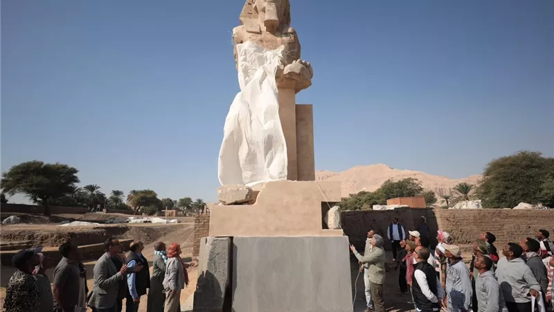 رفع الستار عن تمثالين نادرين للملك أمنحتب الثالث بالأقصر في احتفالية مهيبة