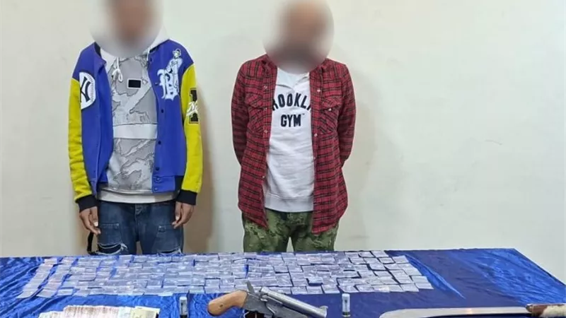 القبض على شخصين ظهرا في فيديو ترويج مواد مخدرة وبحوزتهما 