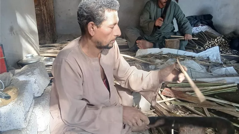 خليفة شحاتة.. الرجل الذي أعاد الحياة لحرفة الأقفاص وسط غزو البلاستيك