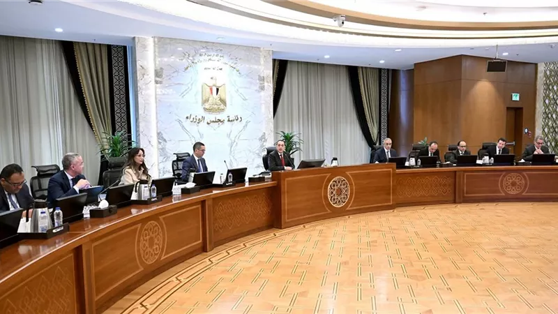 رئيس الوزراء يدعو المستثمرين لزيادة استثماراتهم: المناخ الاقتصادي واعد والفرص كثيرة