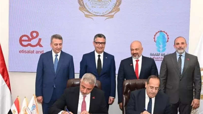 التموين توقع بروتوكول تعاون مع «إي آند مصر» لتطوير المجمعات الاستهلاكية «كاري أون»