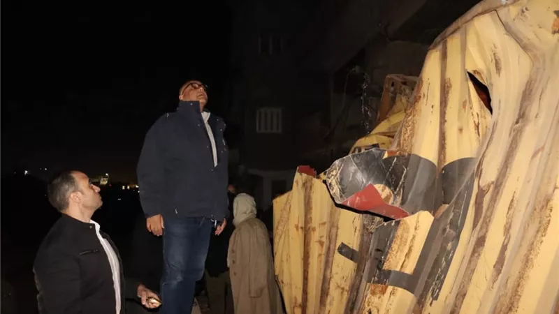 حادث قطار طوخ .. القصة الكاملة لـ سقوط كونتينرات قطار البضائع (صور)
