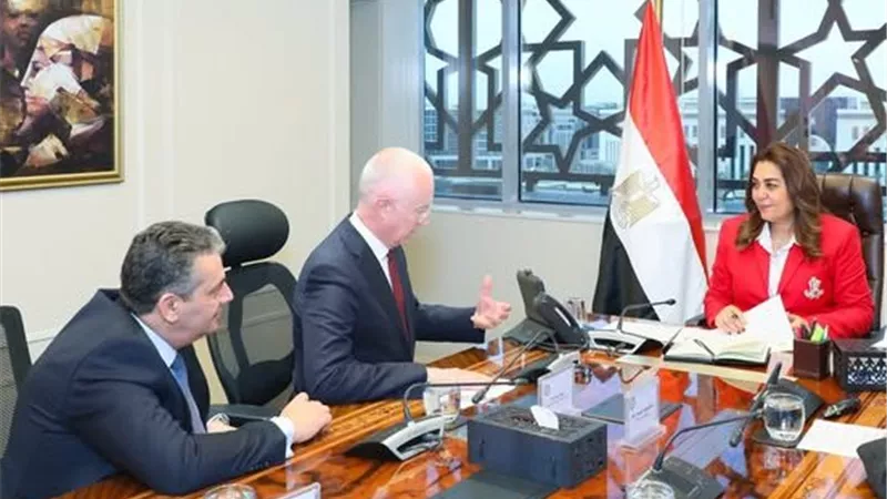 منال عوض تبحث مع 