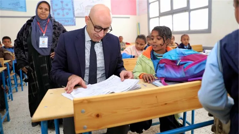 أثناء جولته التفقدية.. وزير التعليم يجلس بين التلاميذ في مدارس إدفو 