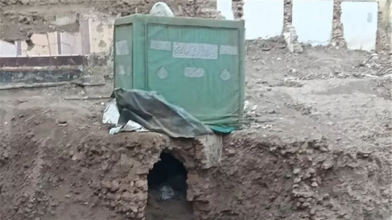 انهيار ضريح مسجد أثري في منوف يثير غضب الأهالي.. وظهور رفات تحت المطر 