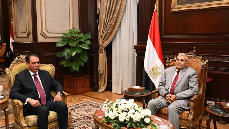 وزير شئون المجالس النيابية السابق يقدم التهنئة لرئيس مجلس الشيوخ