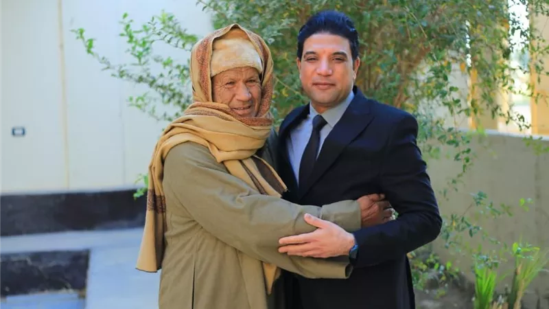 وفاءً لمسيرته التعليمية والإنسانية.. نائب محافظ سوهاج يزور معلمه بمسقط رأسه في أولاد يحيى بدار السلام