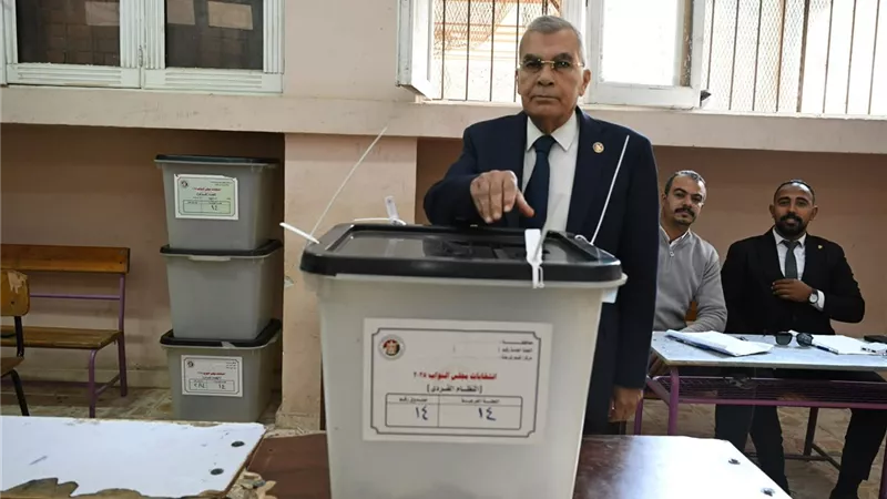 رئيس مجلس الشيوخ يدلي بصوته في جولة الإعادة لانتخابات النواب 2025