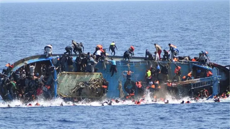 ذهاب بلا عودة.. الفقر يدفع طفلًا إلى مركب الموت في اليونان