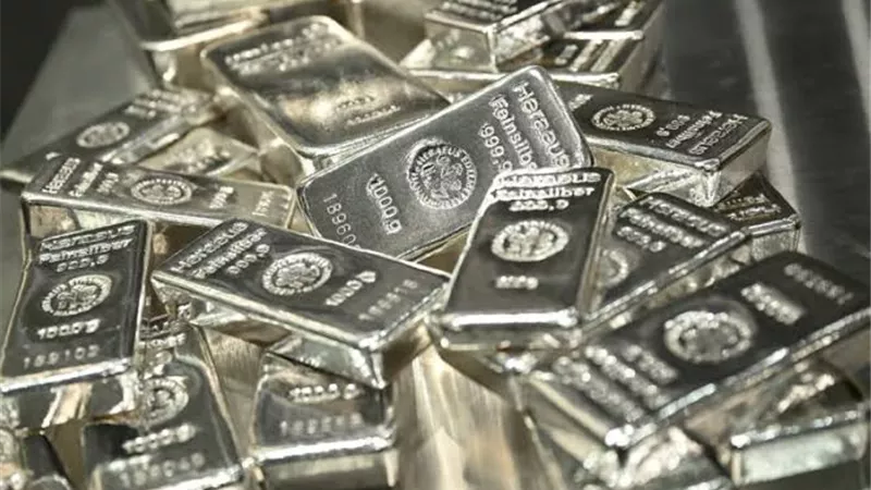 خفض الفائدة المتوقع في 2026.. كيف يعيد تشكيل أسواق الذهب والفضة والعملات؟