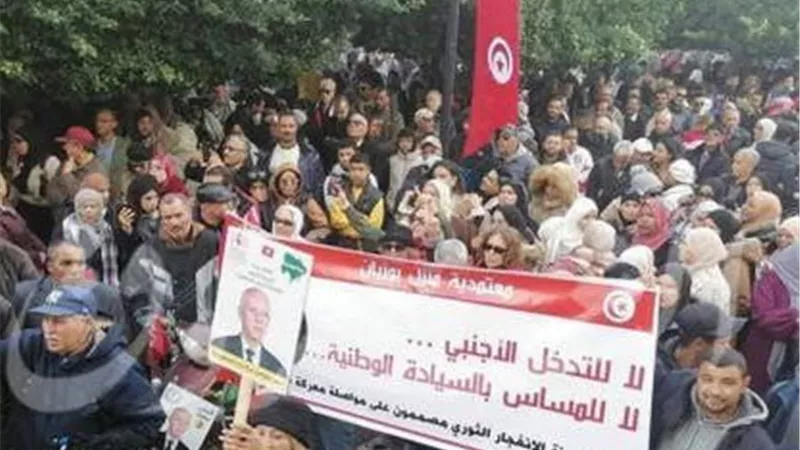 أنصار قيس سعيّد في الشارع.. حشود تؤكد السيادة وترفض التدخل الأجنبي في ذكرى الثورة