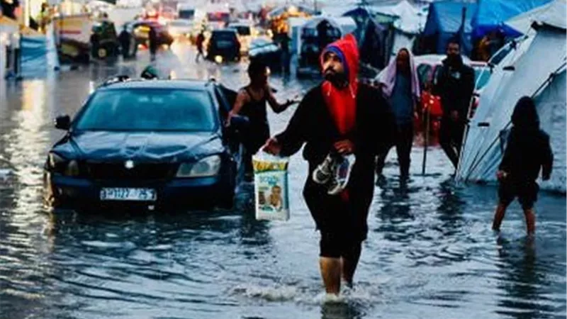 برد قاتل وانهيارات مروّعة في غزة.. 17 وفاة وآلاف المشردين بعد فشل الخيام
