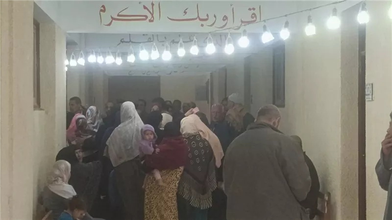 انتظام التصويت بلجنة مدرسة منشة السادات الإعدادية بنين بمحافظة المنوفية