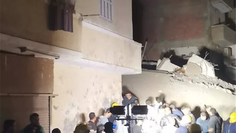 إصابة 5 أشخاص في انهيار عقار مكون من 3 طوابق بالمنيا.. فرق الإنقاذ تبحث عن ناجين