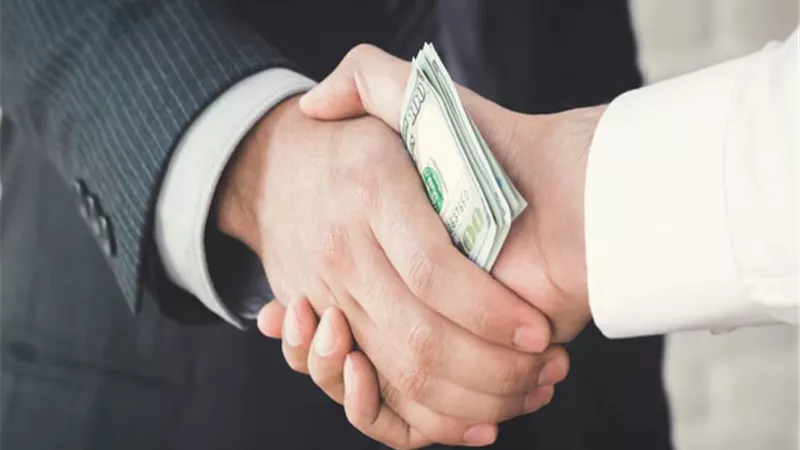 التحقيق في اتهام مسؤول بوزارة البيئة بتلقي رشوة مقابل إسناد صيانة سيارات