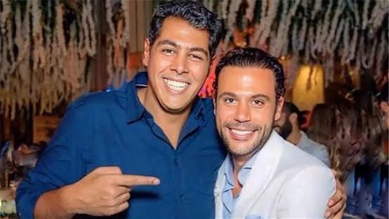 «رجالة وقد المسؤولية».. محمد إمام يواسي عمر متولي وأشقائه بعد وفاة والدتهم 
