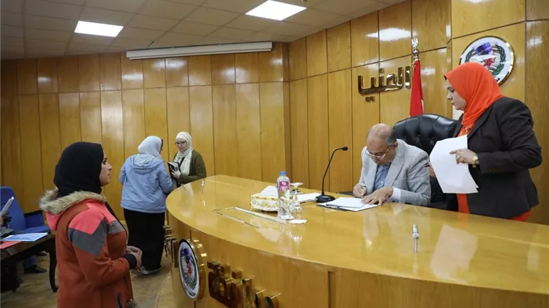 محافظ المنيا يستجيب لمطالب أهالي 5 مراكز خلال لقائه بمواطني «برطباط» و«الخمايشة»
