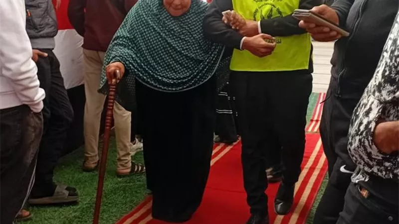 أصرت على الإدلاء بصوتها.. شرطي يساعد مسنة للتصويت في انتخابات المنوفية