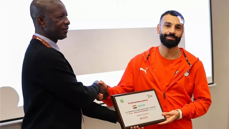 كاف يمنح صلاح شهادة مشاركة منتخب مصر في النسخة الـ 35 من كأس الأمم الأفريقية