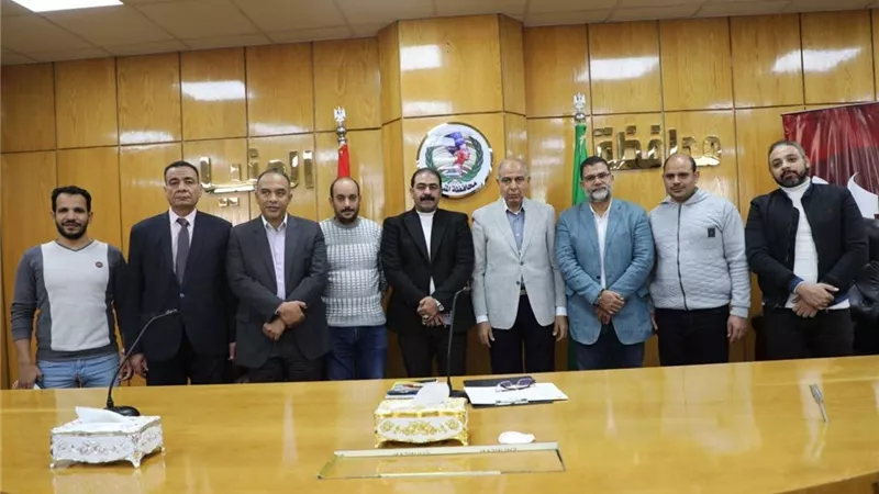 محافظ المنيا يُكرم فريق شركة الغاز للتعامل المهني مع حادث انهيار منزل بحي غرب