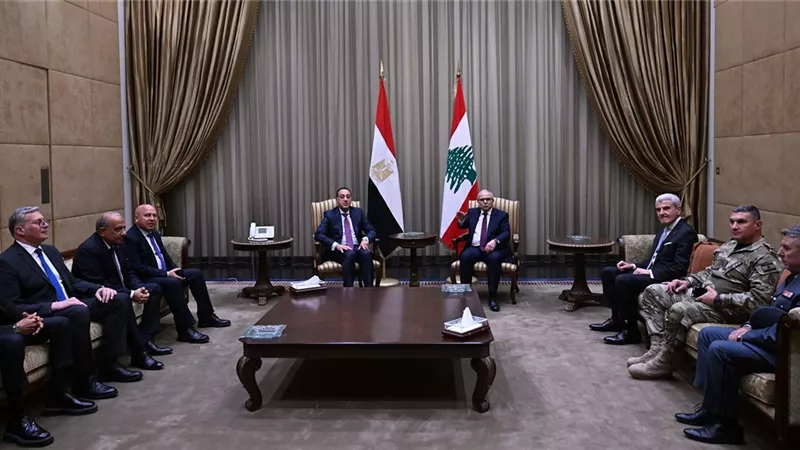 رئيس وزراء لبنان يستقبل الدكتور مصطفى مدبولي بمطار رفيق الحريري الدولي