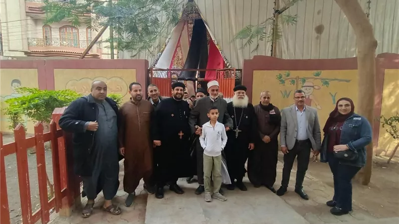 المحبة والترابط بين شركاء الوطن أثناء الإدلاء بصوتهم.. صورة تزين المشهد الانتخابي بالقليوبية 