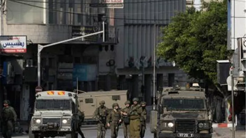 دهس متعمد وتصعيد خطير.. مستوطنون إسرائيليون يهاجمون شاباً فلسطينياً واقتحامات تعم الضفة الغربية