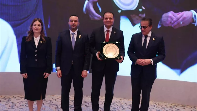 مجلس وزراء الصحة العرب يسلّم رئيس هيئة الاعتماد والرقابة الصحية- جائزة الطبيب العربي لعام 2025 في مجال “الحوكمة الرشيدة في إدارة وجودة النظم الصحية”