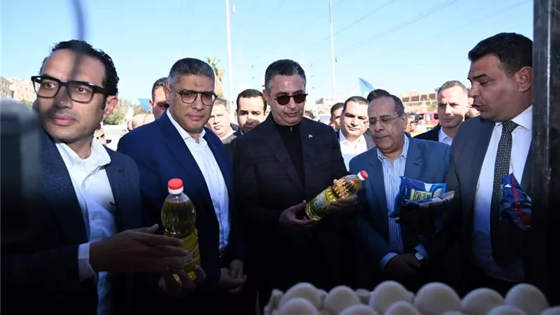 وزير التموين ومحافظ الجيزة يفتتحان سوق اليوم الواحد بمنطقة حدائق الأهرام