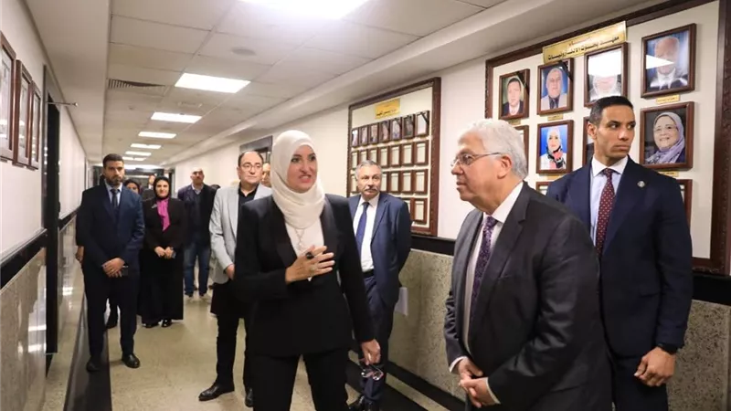 وزير التعليم العالي يتفقد معهد بحوث الإلكترونيات ويشيد بإمكاناته البحثية والتقنية