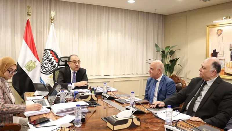 وزير قطاع الأعمال العام يجتمع بمجلس إدارة 